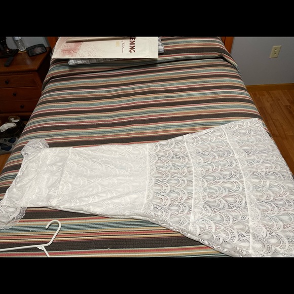 Simple wedding, open lace back and small train. - Picture 15 of 15